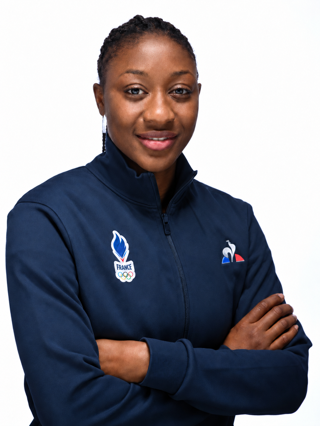 Kadidiatou Diani souriante, bras croisés dans une veste de l’équipe de France