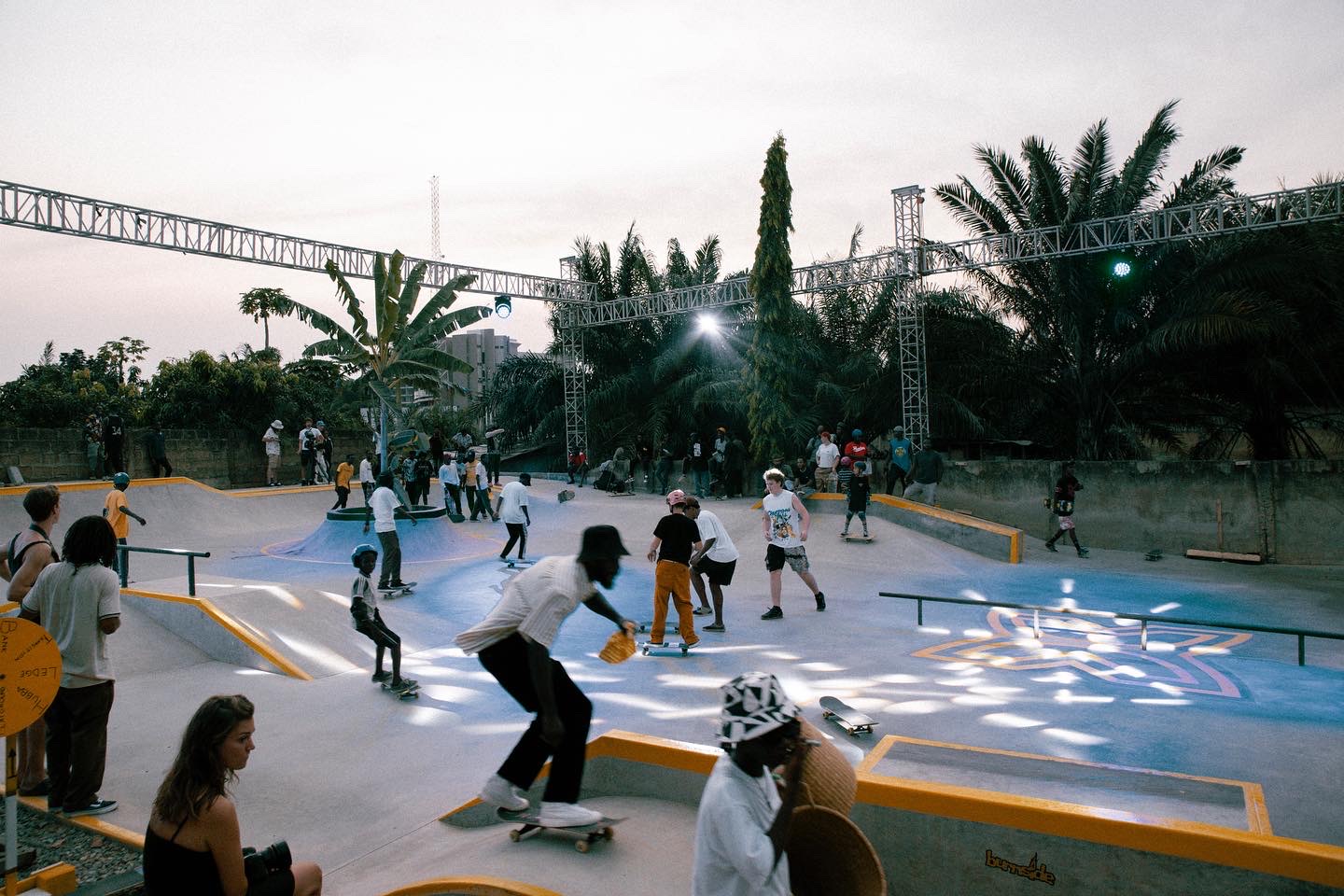 Des pratiquants dans le Freedom Skatepark d’Accra, photographie d’archive