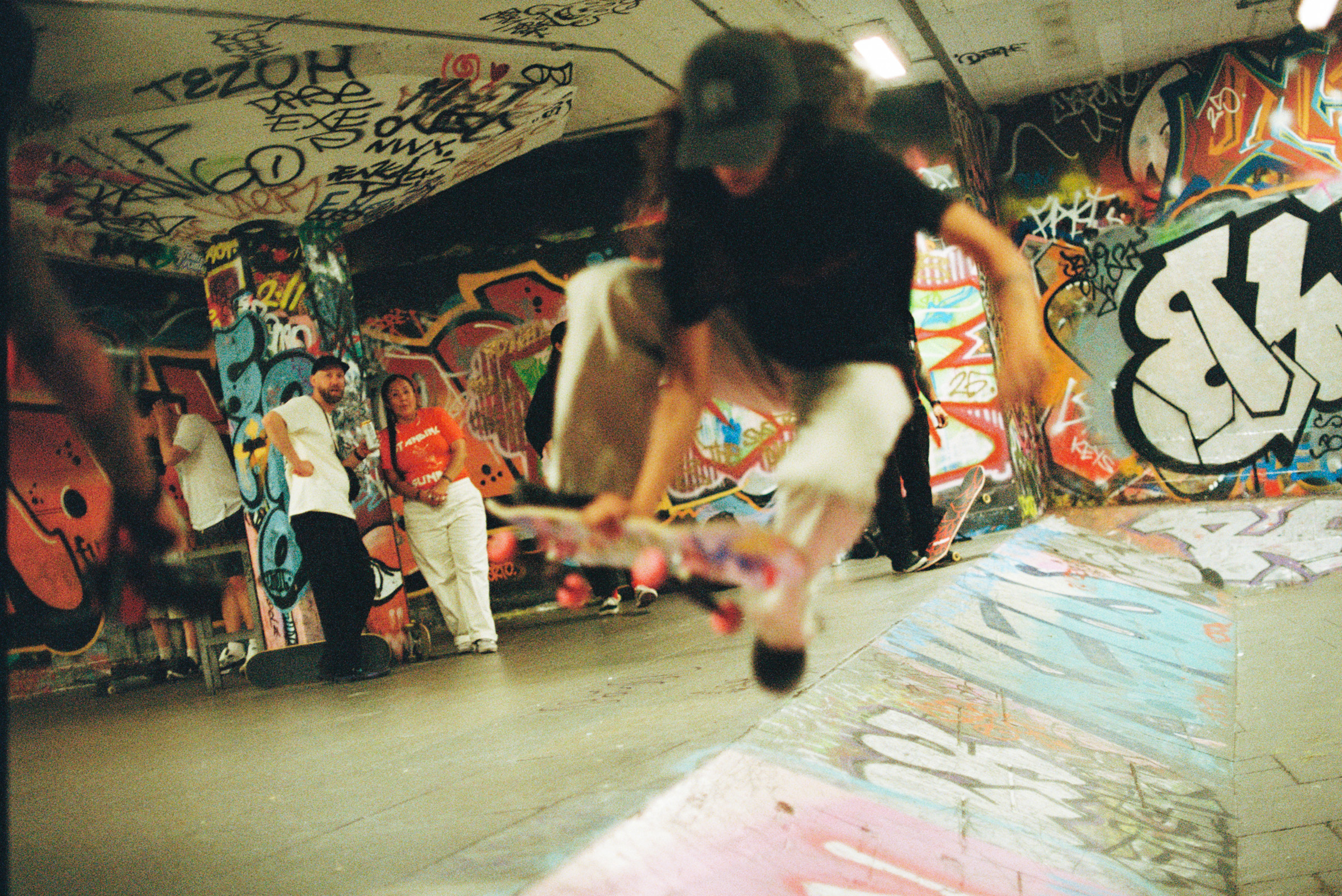 Houda Ait Lahcen exécute un frontside boneless devant Rosie Archie et Joel Pippus
