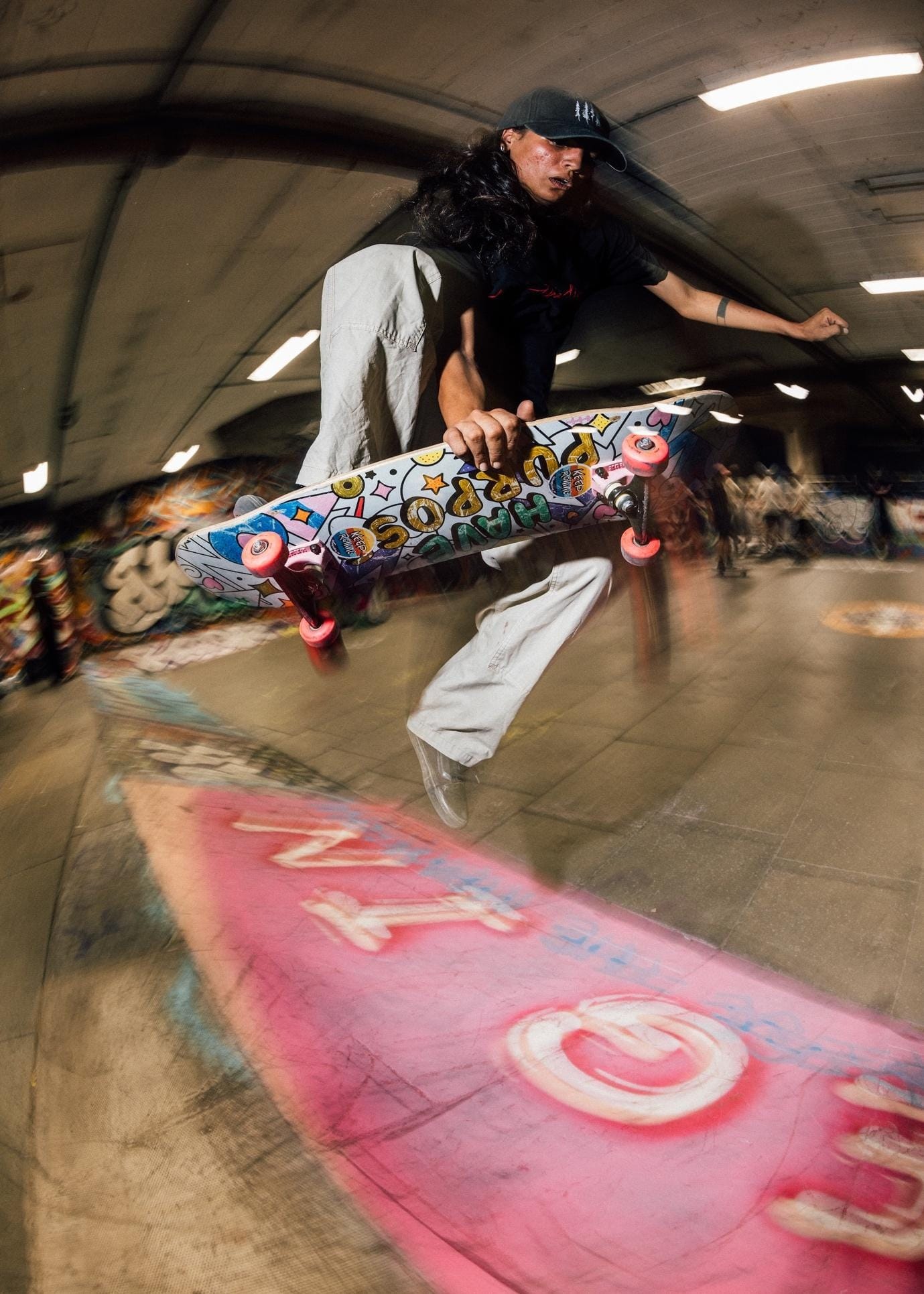 Houda Ait Lahcen réalise une figure, une main sur sa planche, à Southbank
