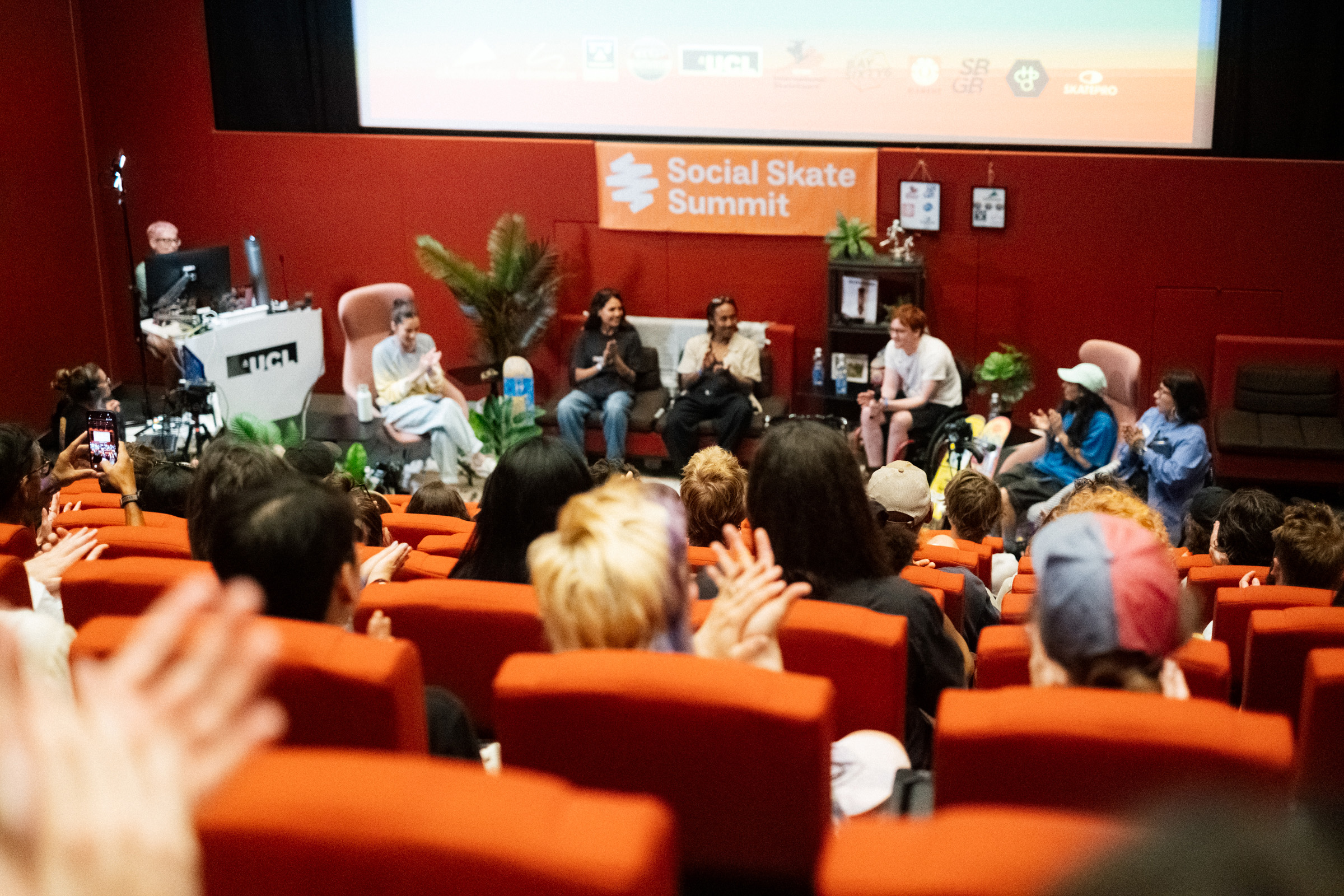 Houda, deuxième intervenante depuis la gauche, au Social Skate Summit