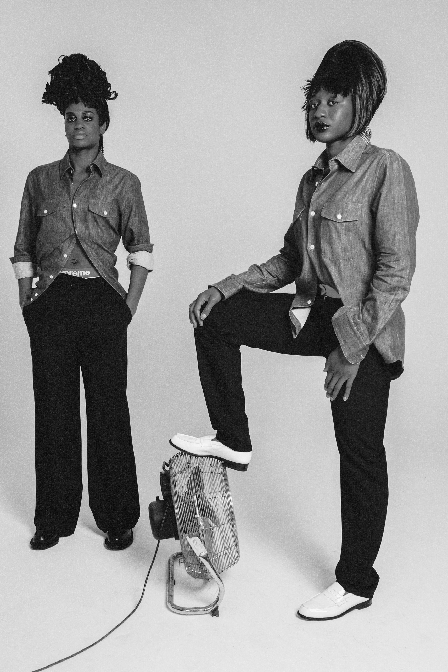 Duo de Marie-Antoinette Katoto et Kadidiatou Diani en chemises, photographie de studio en noir et blanc