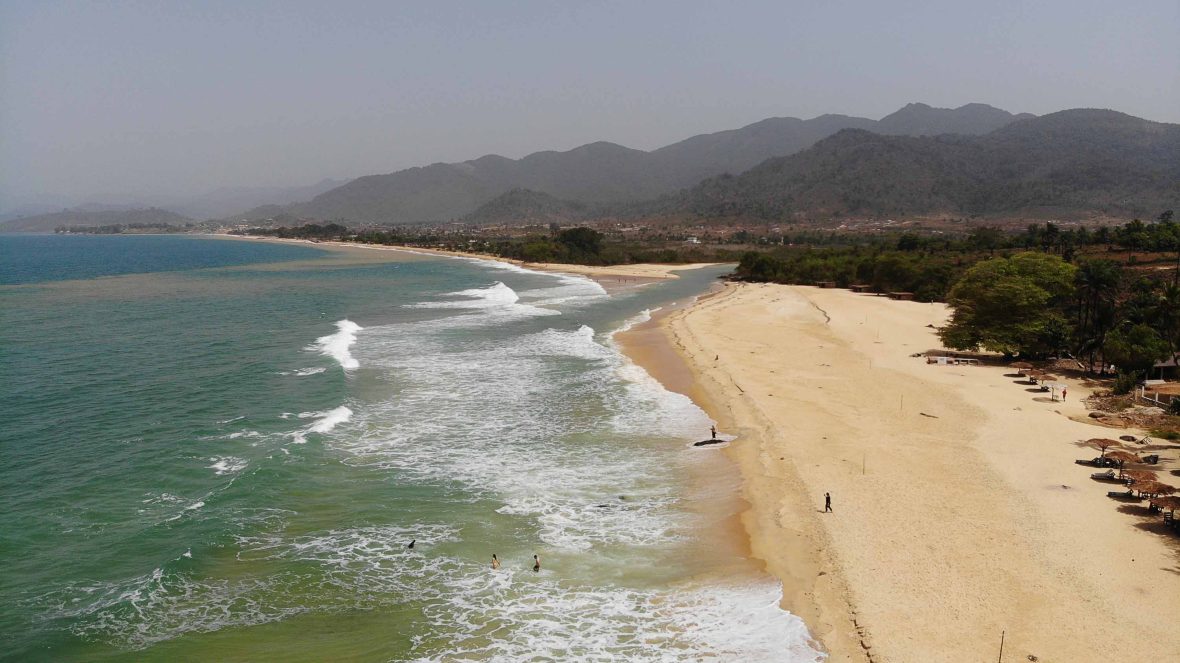 La plage de Bureh Beach vue depuis les airs