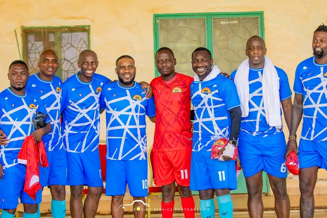 Des légendes africaines de football avec le ministre des Sports, Roland Somda.