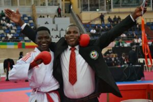 Arafat Gouem et son entraîneur Yahya Traoré célébrant leur victoire.