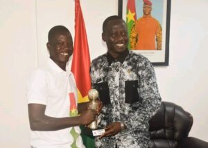 Clément Nikiema avec Roland Somda, ministre des Sports du Burkina Faso.