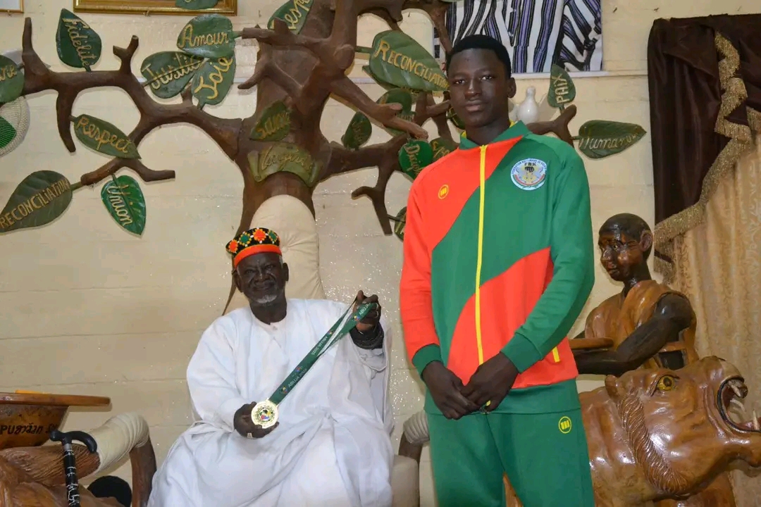 Arafat Gouem reçu par le Mogho Naaba Baongho, empereur des Mossi, à son retour du championnat d'Afrique de karaté Do.