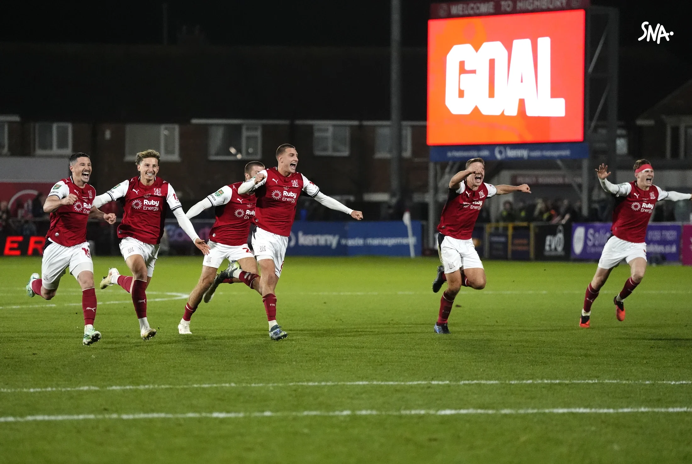 Les joueurs de Fleetwood célèbrent le tir au but décisif de Conor Haughey contre Arsenal, le 27 octobre 2026