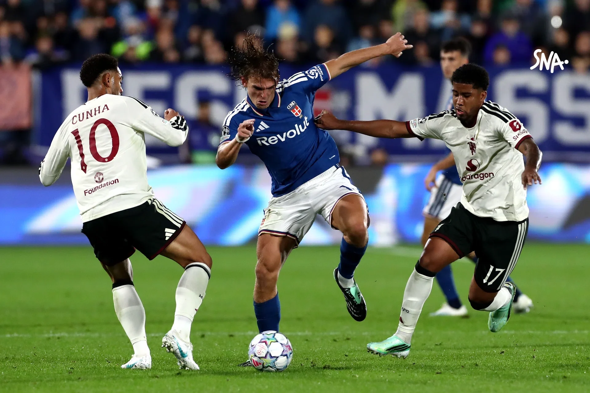 Nico Paz, in blue, facing Matheus Cunha and Andrey Santos during Como–Manchester United on 21 October 2026.