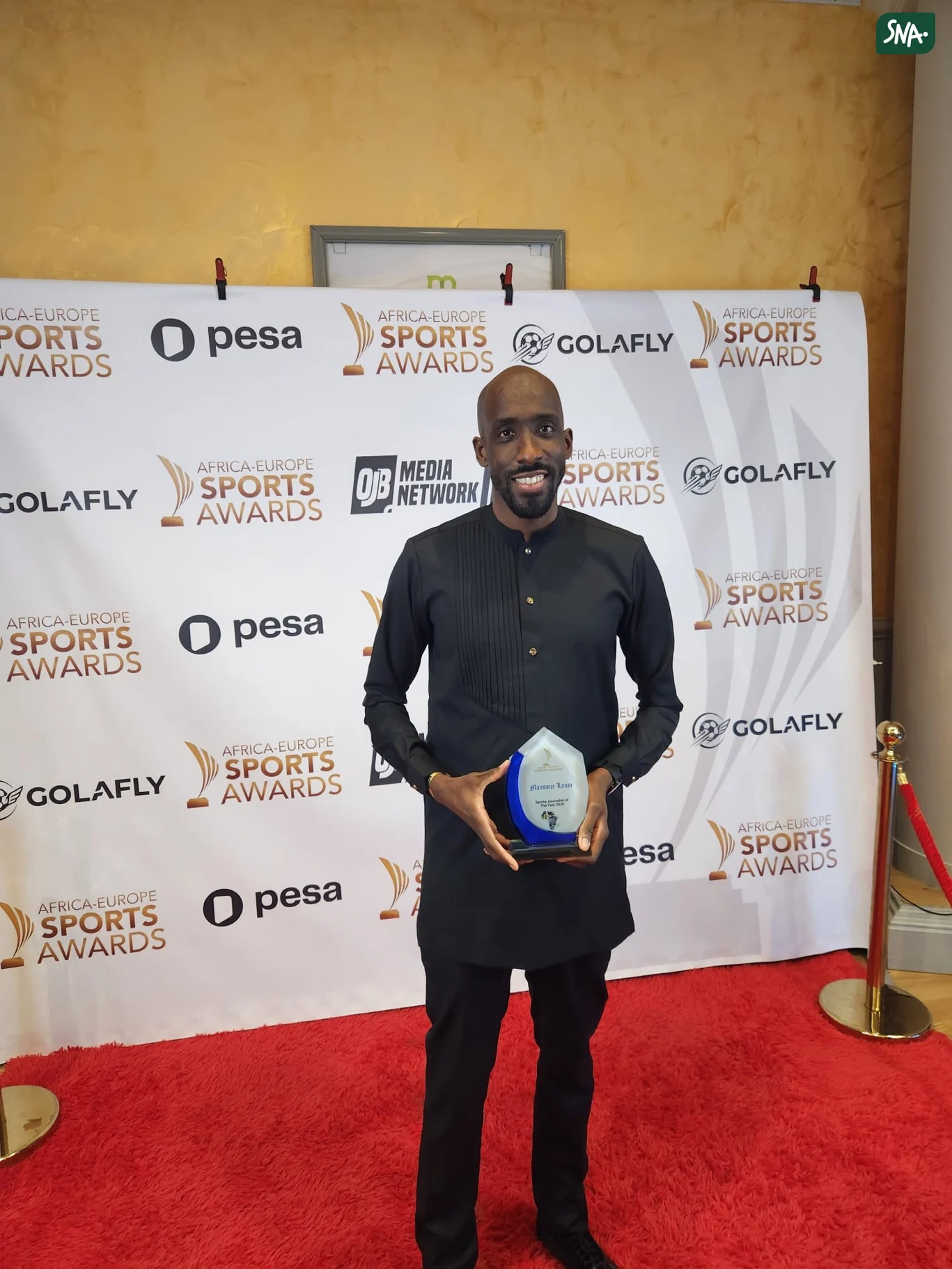 Mansour Loum avec son trophée des Africa-Europe Sports Awards 2026