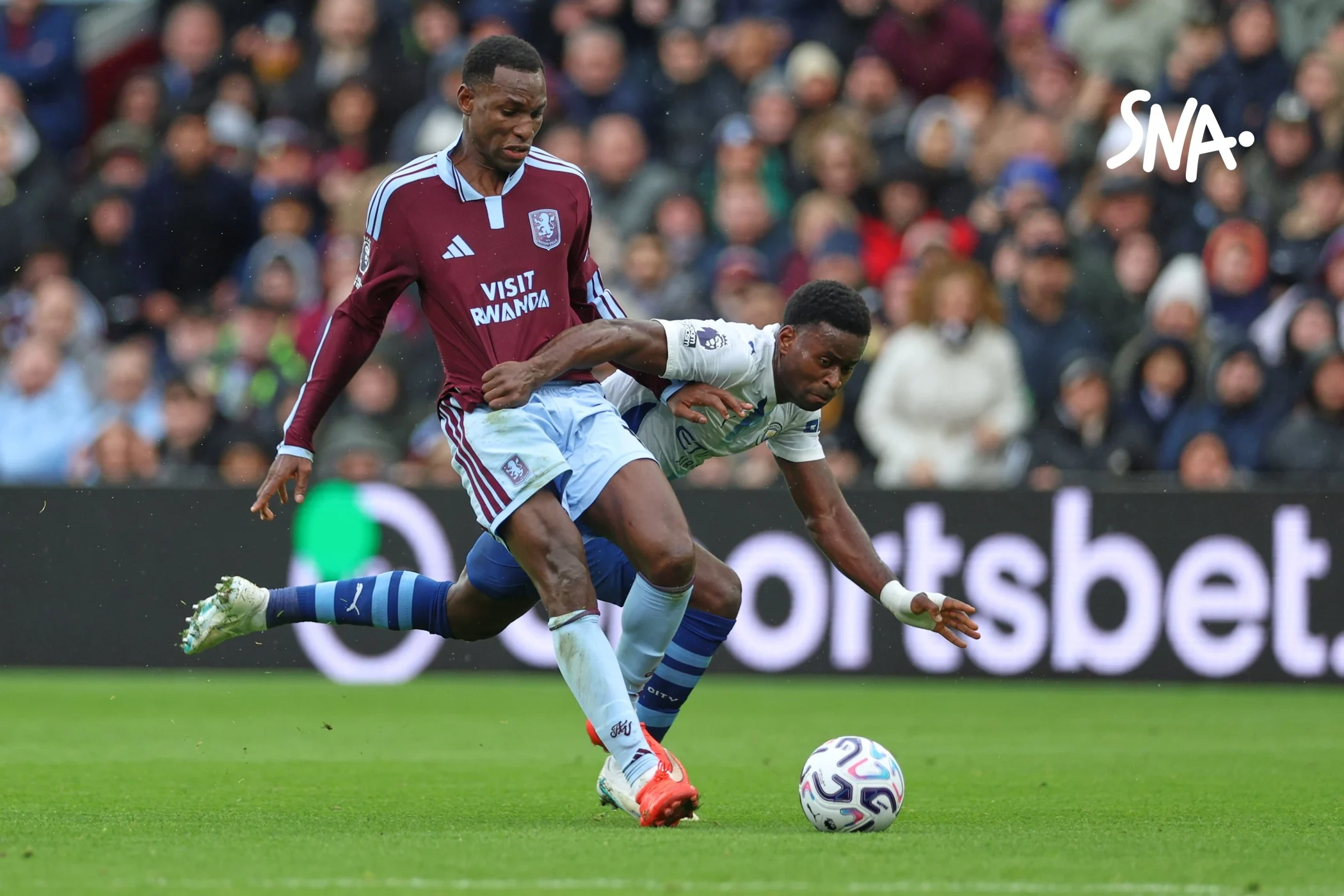 Nicolas Jackson au duel avec Marc Guéhi, Aston Villa–Manchester City, 24 octobre 2026.