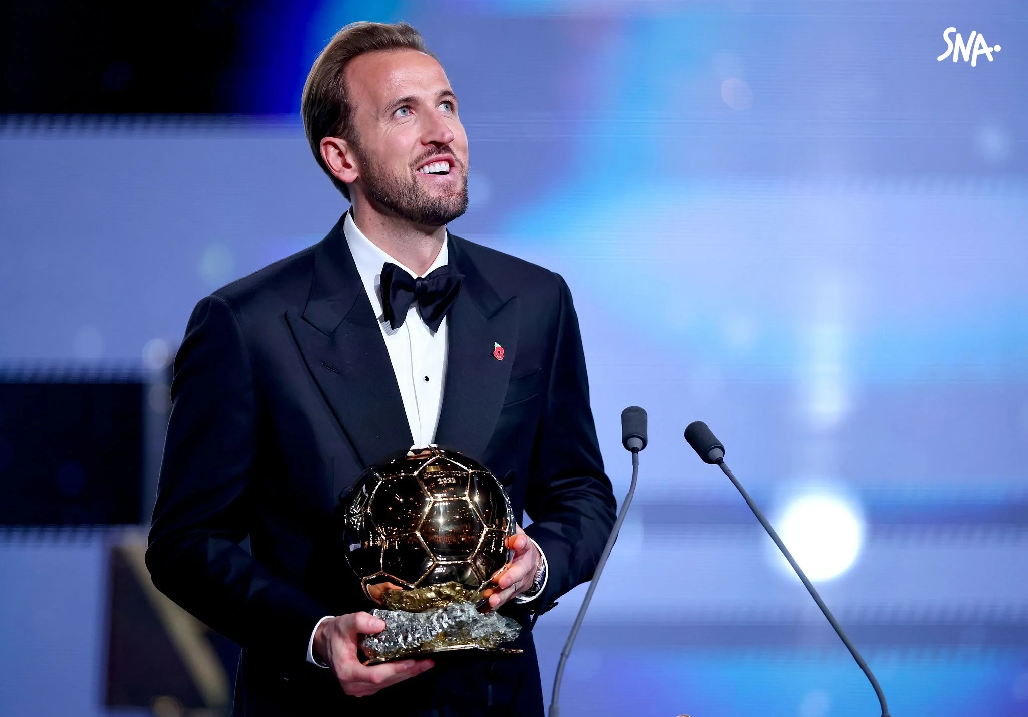 Harry Kane avec le Ballon d’Or à Londres, le 26 octobre 2026