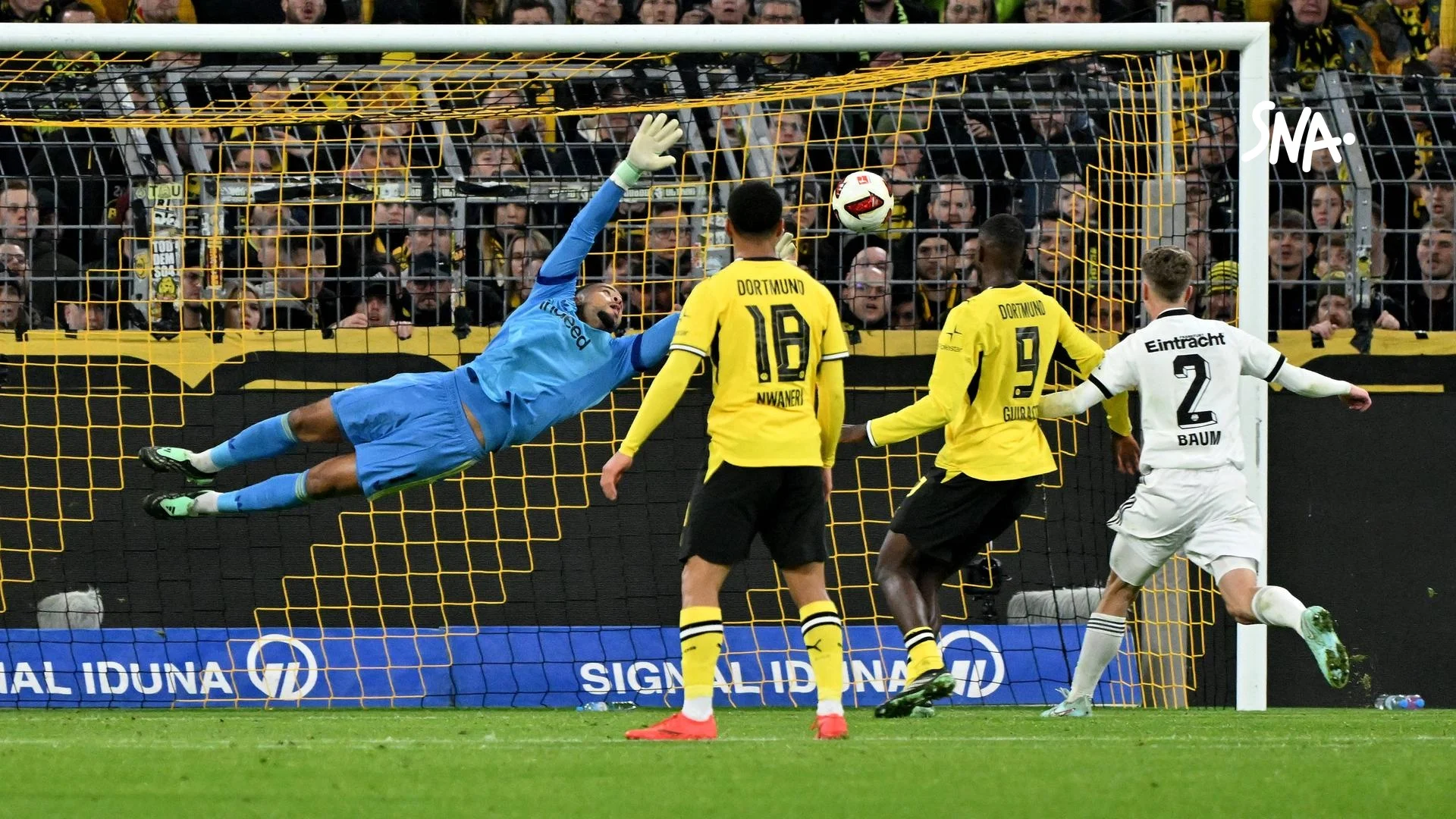 Noah Atubolu s’étend devant son but pendant Dortmund–Francfort, le 24 octobre 2026.