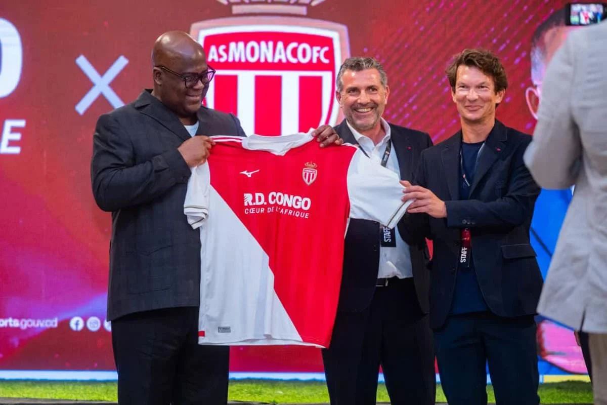 Félix-Antoine Tshisekedi Tshilombo reçoit un maillot de l'AS Monaco floqué « R.D. Congo, cœur de l'Afrique » lors de la clôture de la formation à Kinshasa.