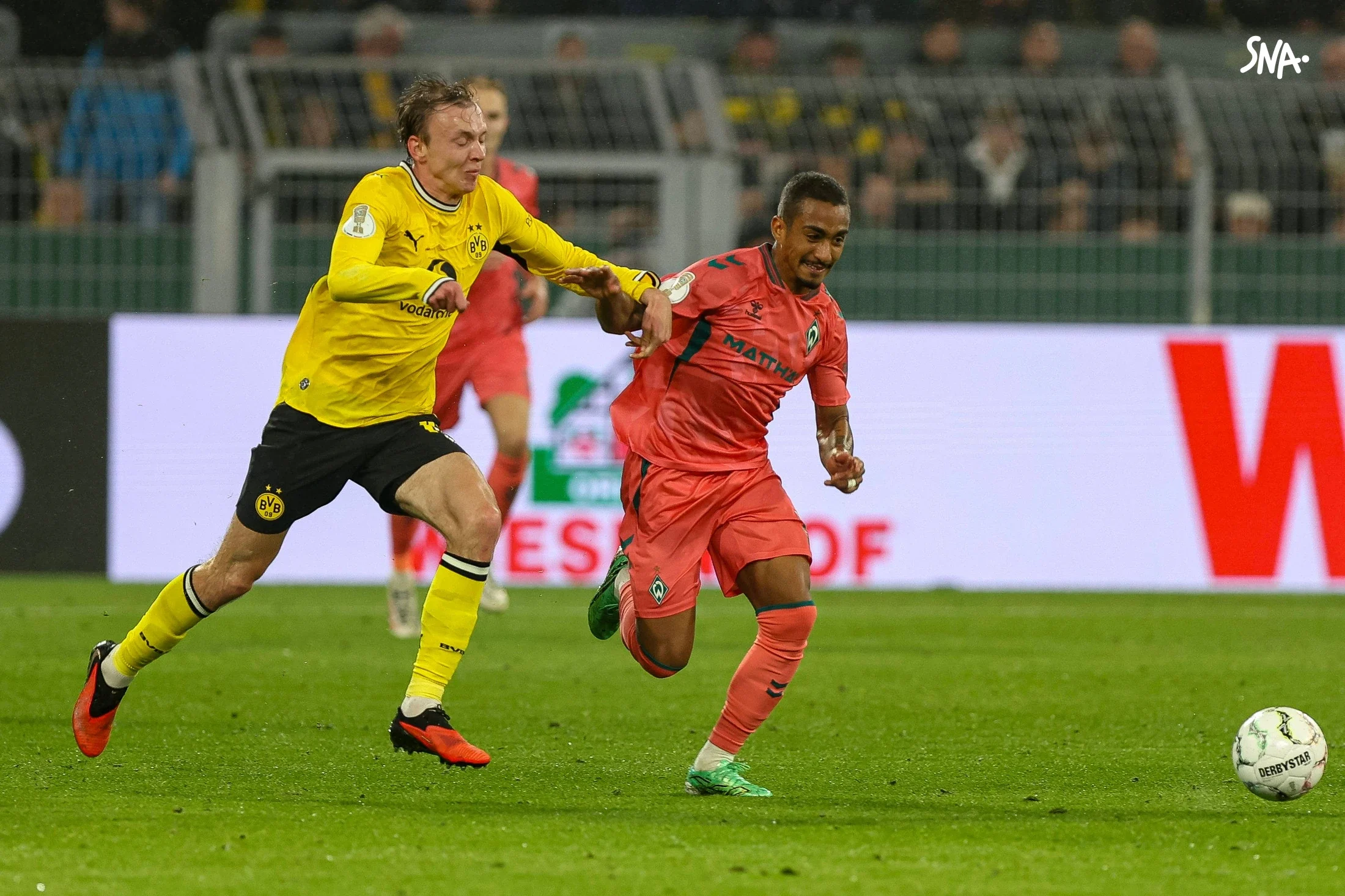 Maximilian Beier et Arthur à la lutte pour le ballon pendant Dortmund–Werder, le 27 octobre 2026