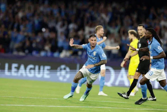 Des joueurs de Naples en tenue bleue célèbrent sur la pelouse.
