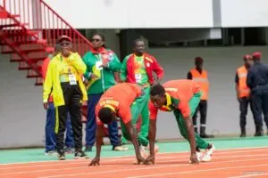 Un relais mixte 4x 200 lors de la célébration de la réouverture du stade du 4 Août .