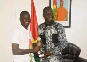 Clément Nikiema avec Roland Somda, ministre des Sports du Burkina Faso.