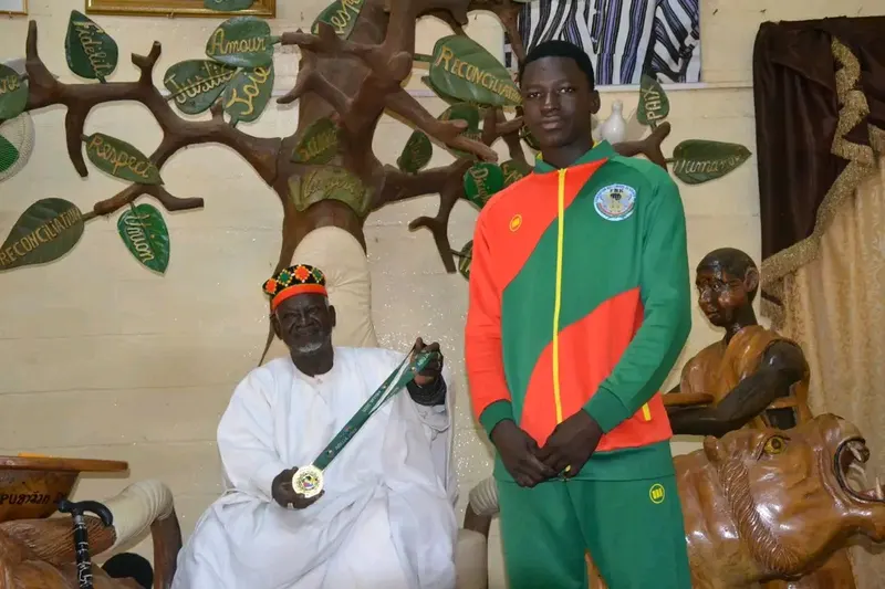 Arafat Gouem reçu par le Mogho Naaba Baongho, empereur des Mossi, à son retour du championnat d'Afrique de karaté Do.