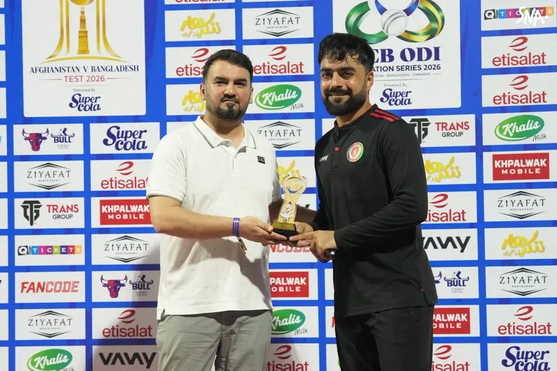 Rashid Khan reçoit son trophée après le premier T20 face au Zimbabwe, à Sharjah, le 27 octobre 2026.