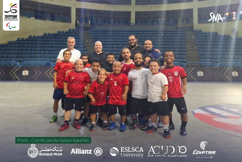 Joueurs et encadrement de la sélection égyptienne de football de petite taille dans une salle au Caire.