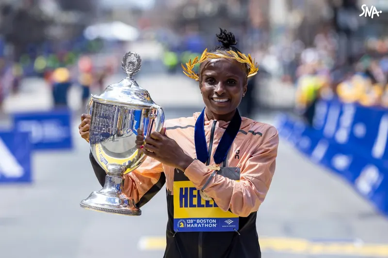 Hellen Obiri avec son trophée au marathon de Boston, le 15 avril 2024 (archive).