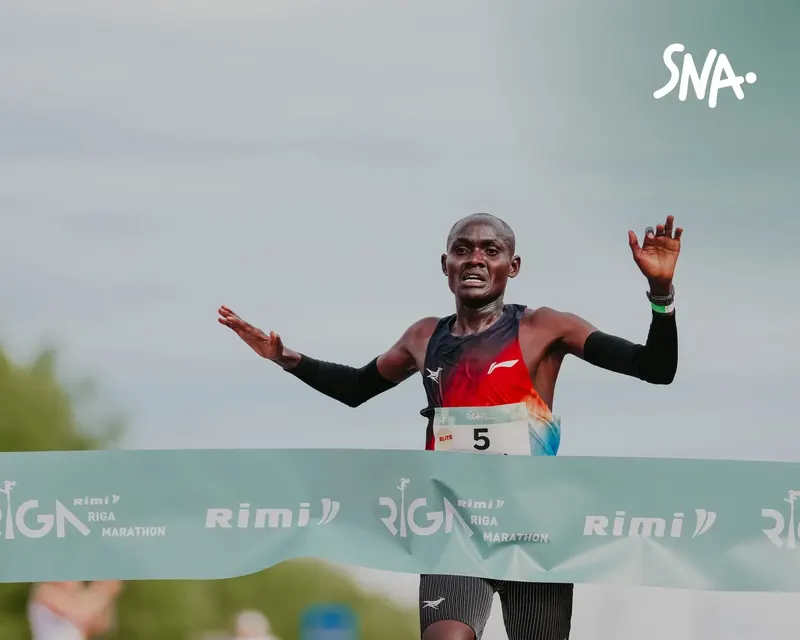 Charles Mbatha Matata à son arrivée victorieuse au semi-marathon de Riga, le 17 mai 2026. Photographie d’archive.
