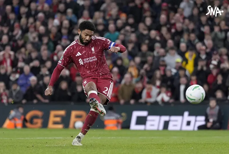 Joe Gomez frappe son tir au but à Anfield lors de Liverpool–Chelsea, le 28 octobre 2026.