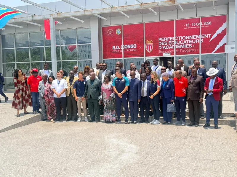 Photo de famille à l’ouverture de la session « Perfectionnement des éducateurs d’académies », stade Tata Raphaël, Kinshasa, 13 octobre 2026.