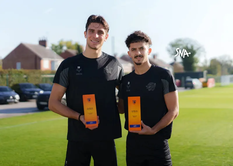 Konstantinos Tzolakis, à gauche, et Bachir Belloumi avec leurs prix de joueur du mois d’août et de septembre, sur une photographie publiée par Hull City le 30 octobre 2026.