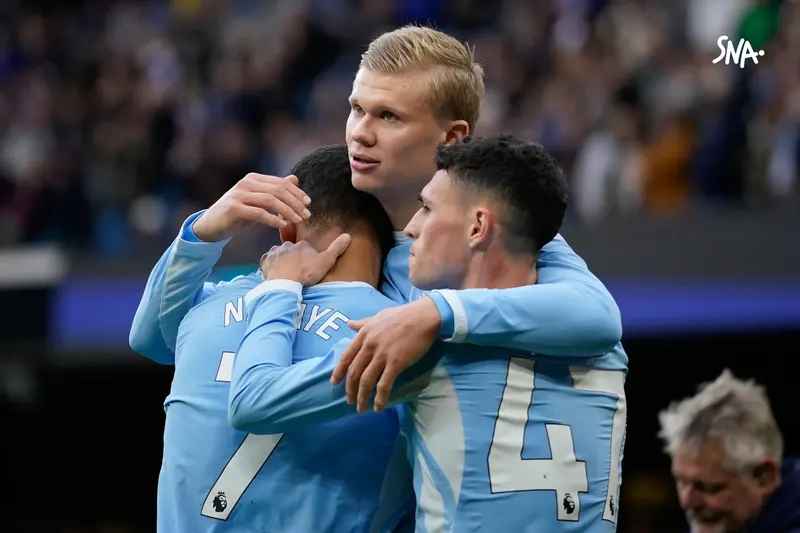 Haaland, Ndiaye et Foden célèbrent un but de Manchester City contre Ipswich, le 17 octobre 2026.