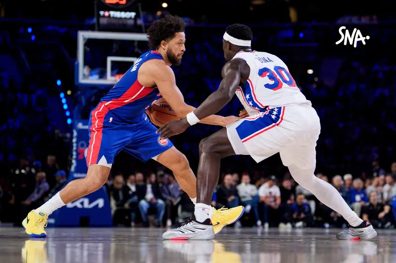 Cade Cunningham attaque face à Adem Bona, en première mi-temps du match Detroit–Philadelphie du 25 octobre 2026 à Philadelphie.