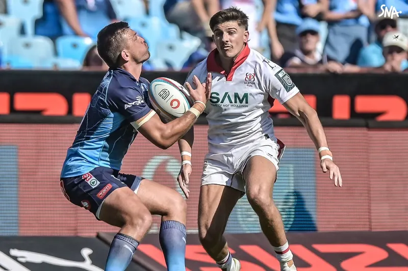 Handré Pollard des Bulls et Chay Mullins de l’Ulster pendant leur rencontre à Pretoria, le 24 octobre 2026.