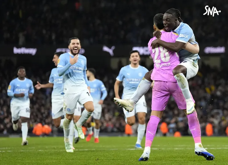 Gerónimo Rulli et ses coéquipiers de Manchester City célèbrent la qualification contre Brighton à l’Etihad Stadium, le 28 octobre 2026.