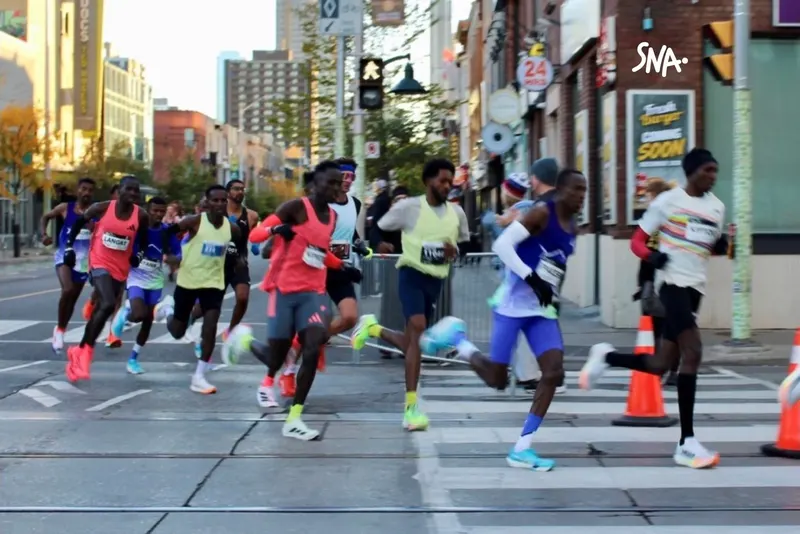 Leonard Langat, en rose à gauche du groupe, au marathon de Toronto le 18 octobre 2026, à Bathurst et Bloor.