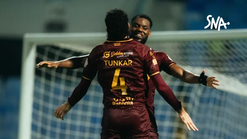 Sultan Tanker et Afimico Pululu célèbrent le but du 2-1 d’Al-Hazem contre Al-Khaleej, le 29 octobre 2026.