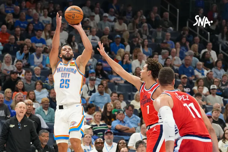 Ajay Mitchell tire devant Keaton Wagler et Brook Lopez, le 25 octobre 2026 à Oklahoma City.