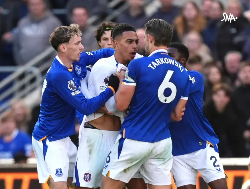 Morgan Rogers et James Tarkowski lors d’Everton–Chelsea, le 17 octobre 2026.