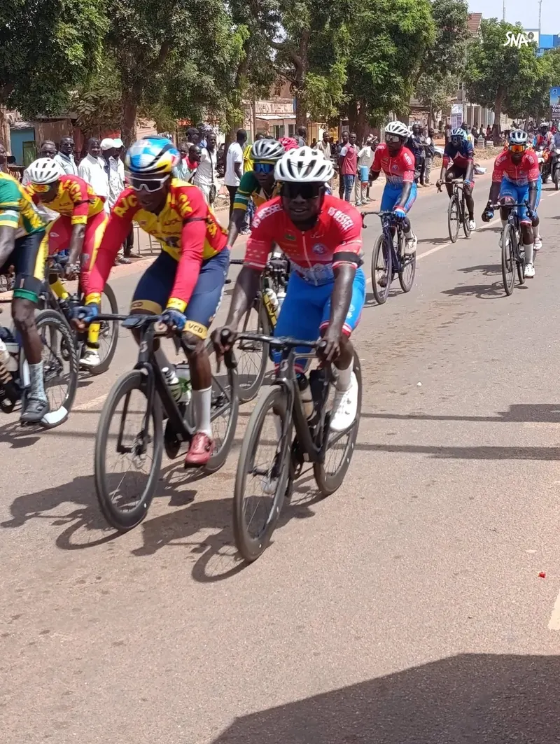 Un groupe de cyclistes en course à Ouagadougou, sur la photographie accompagnant le compte rendu du Grand Prix Excellence Hôtel.