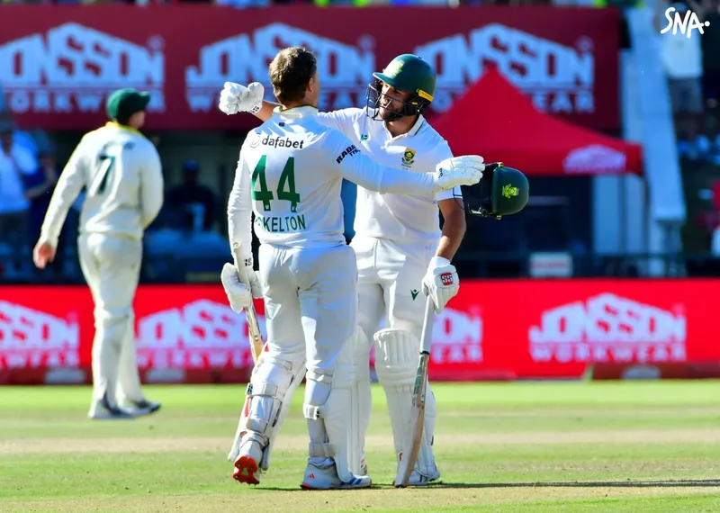 Ryan Rickelton, de dos, félicité par Wiaan Mulder après ses 100 points contre l’Australie à Newlands, le 30 octobre 2026.