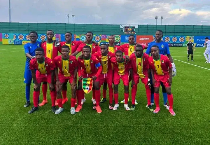 La sélection guinéenne U15 réunie sur un terrain du festival FIFA à Bakou.