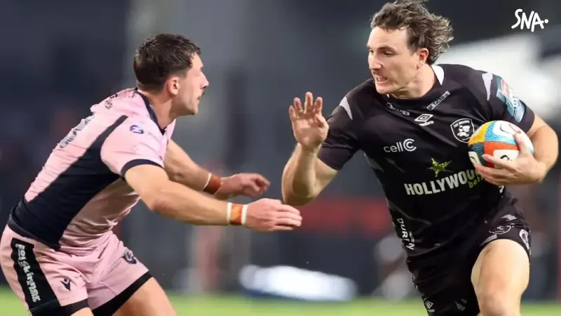 Le Roux Malan, à droite avec le ballon, sous le maillot des Sharks contre Cardiff en mars 2026. Photo d’archive.