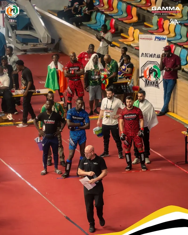 Des participants dans le Palais des sports de Treichville lors du championnat africain de MMA de GAMMA.