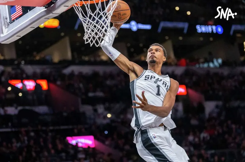 Victor Wembanyama going to the basket during San Antonio–Sacramento, on 16 October 2026.