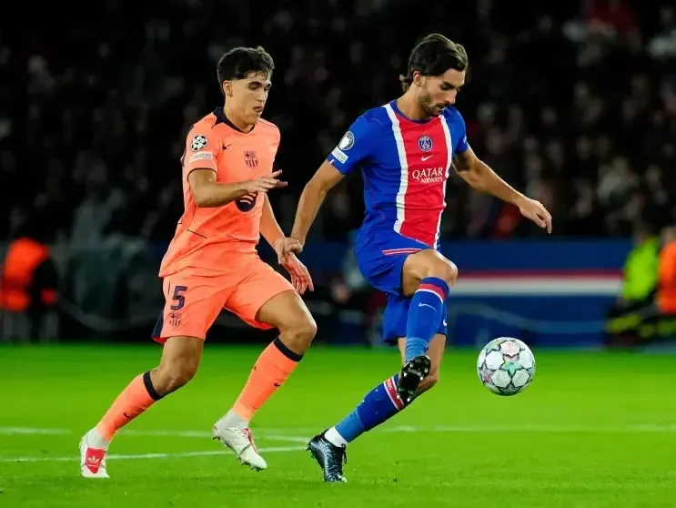 Archives : Ferran Torres devant Pau Cubarsí lors de PSG–Barcelone au Parc des Princes, le 20 octobre 2026.