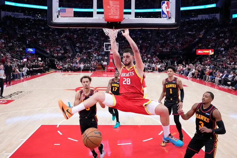 Alperen Şengün au dunk contre Atlanta, le 26 octobre 2026 à Houston.