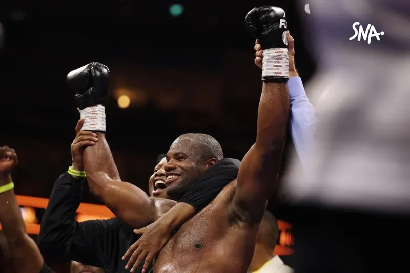 Daniel Dubois célèbre sa victoire, les deux gants levés, à l’O2 Arena de Londres le 17 octobre 2026.