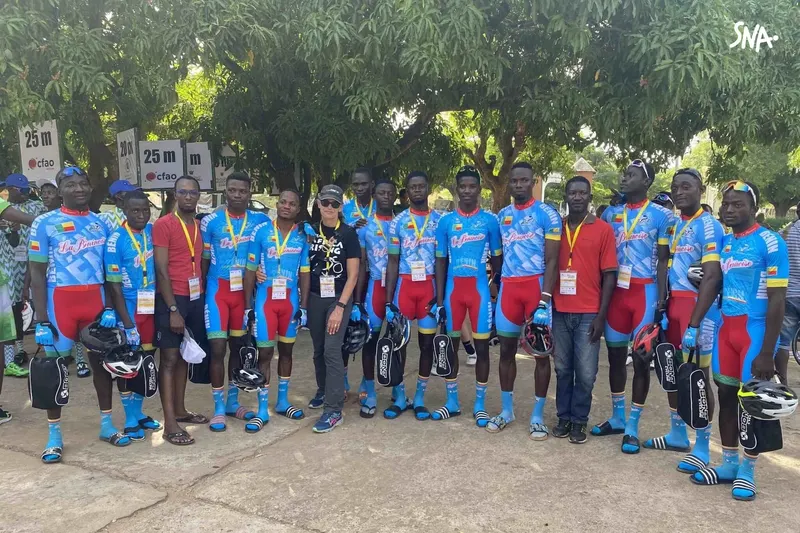 Archive : des cyclistes béninois avec Adrien Niyonshuti et Kimberly Coats. Photographie publiée par Escape Collective le 4 décembre 2025 ; elle ne montre pas le relais de Kisumu 2026.
