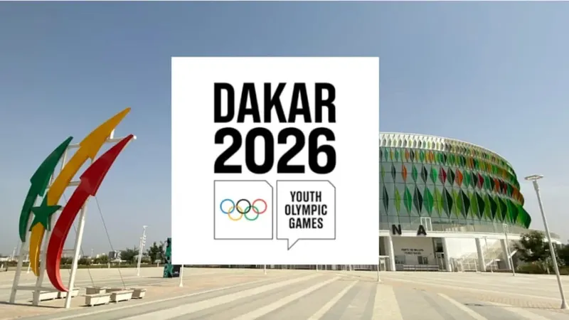 Visuel Dakar 2026 : emblème des Jeux olympiques de la jeunesse devant le Dakar Arena à Diamniadio.