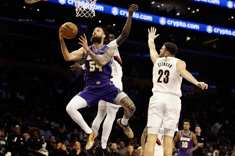 Sandro Mamukelashvili au tir entre Sidy Cissoko et Donovan Clingan en première mi-temps de Lakers–Portland, le 27 octobre 2026.